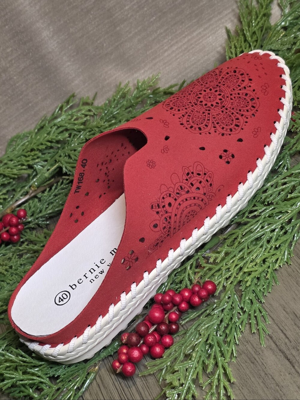 bernie mev. Women's TW 168 Slip-on in Strawberry